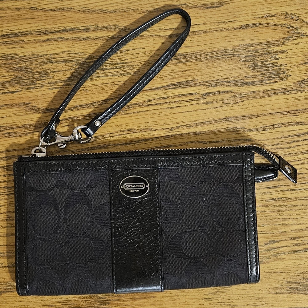 Coach Large Black Signature Wristlet - EUC - Picture 4 of 5